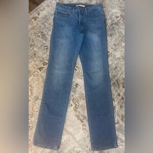 Levi’s 312 Shaping Slim Jeans sz 28